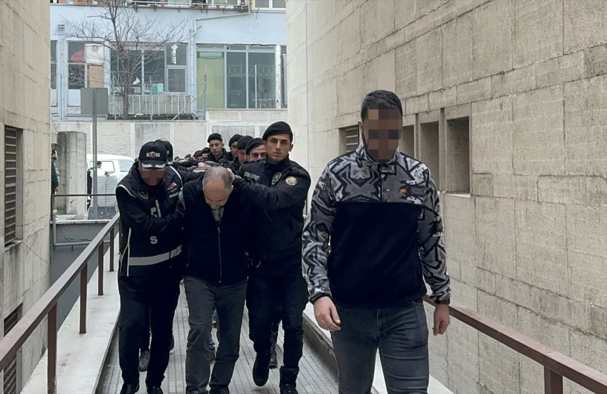 Bursa'da “Kafes-46” operasyonunda gözaltına alınan zanlılardan 22'si adliyeye sevk edildi