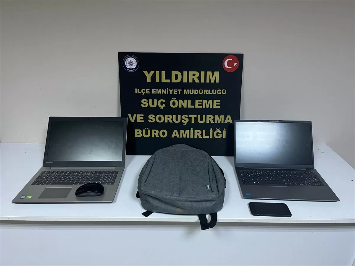 Bursa'da polisin kovaladığı hırsızlık zanlılarından biri tırmandığı ağaçta yakalandı