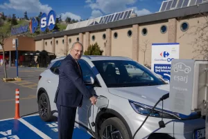 İSTANBUL (AA) – CarrefourSA, elektrikli şarj (e-şarj) istasyonlarıyla doğaya olan