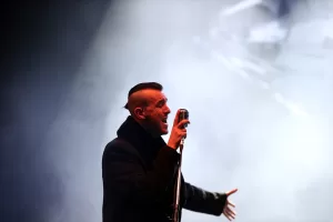 AYDIN (AA) – Şarkıcı Cem Adrian, Aydın'da konser verdi. Aydın