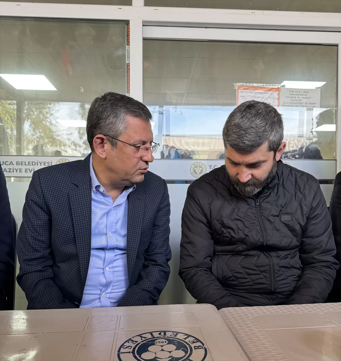 CHP Genel Başkanı Özel, İzmir'de öldürülen taksi şoförünün ailesini ziyaret etti: