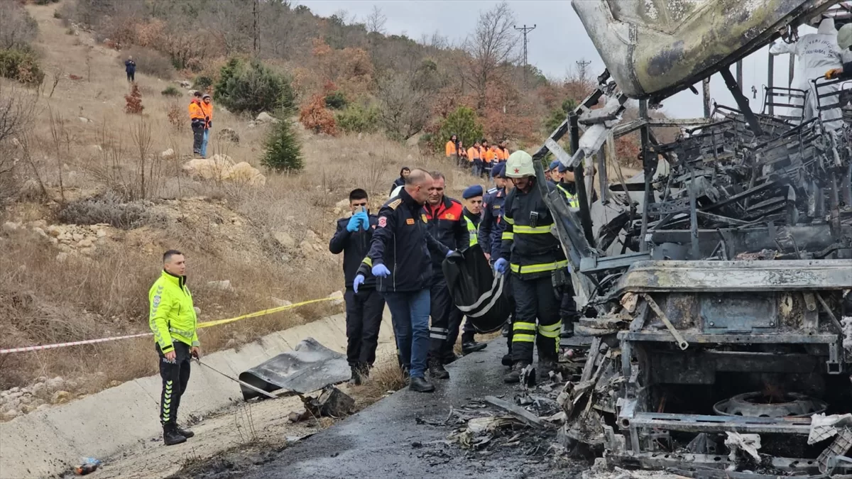 GÜNCELLEME 3 – Çorum'da yolcu otobüsü kamyona çarptı, 2 kişi öldü, 6 kişi yaralandı