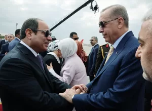 - Erdoğan, Kahire Uluslararası Havalimanı'nda Mısır Cumhurbaşkanı Sisi tarafından karşılandı