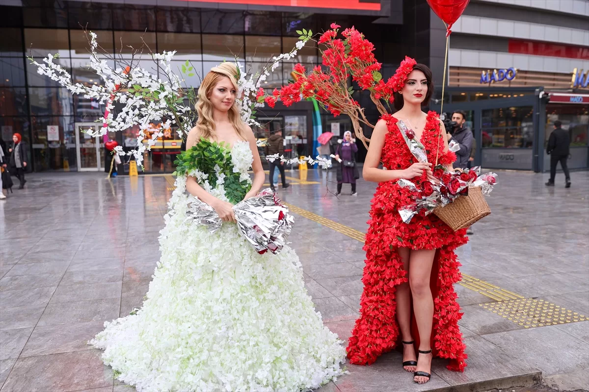 Diyarbakır'da Sevgililer Günü dolayısıyla yapay çiçeklerden tasarlanan gelinlikler sergilendi