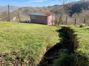 - Cumayeri ilçesinde yaşanan heyelan sonrası yamaçlık alanda çökme yaşandı,