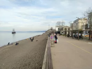 - Kaynaşlı ilçesinde ise Topuk Yaylası'ndaki göletin yüzeyi buz tuttu