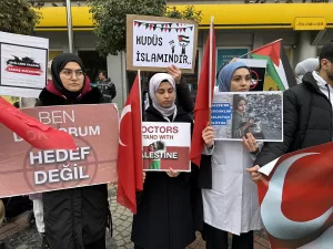 EDİRNE (AA) – Edirne'de, Trakya Üniversitesi Tıp Fakültesi öğrencileri İsrail'in