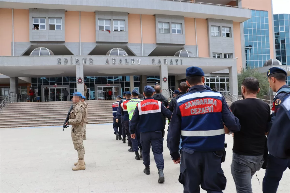 Edirne'de Yunanistan'a kaçmaya çalışan terör örgütlerine mensup 8 zanlı yakalandı