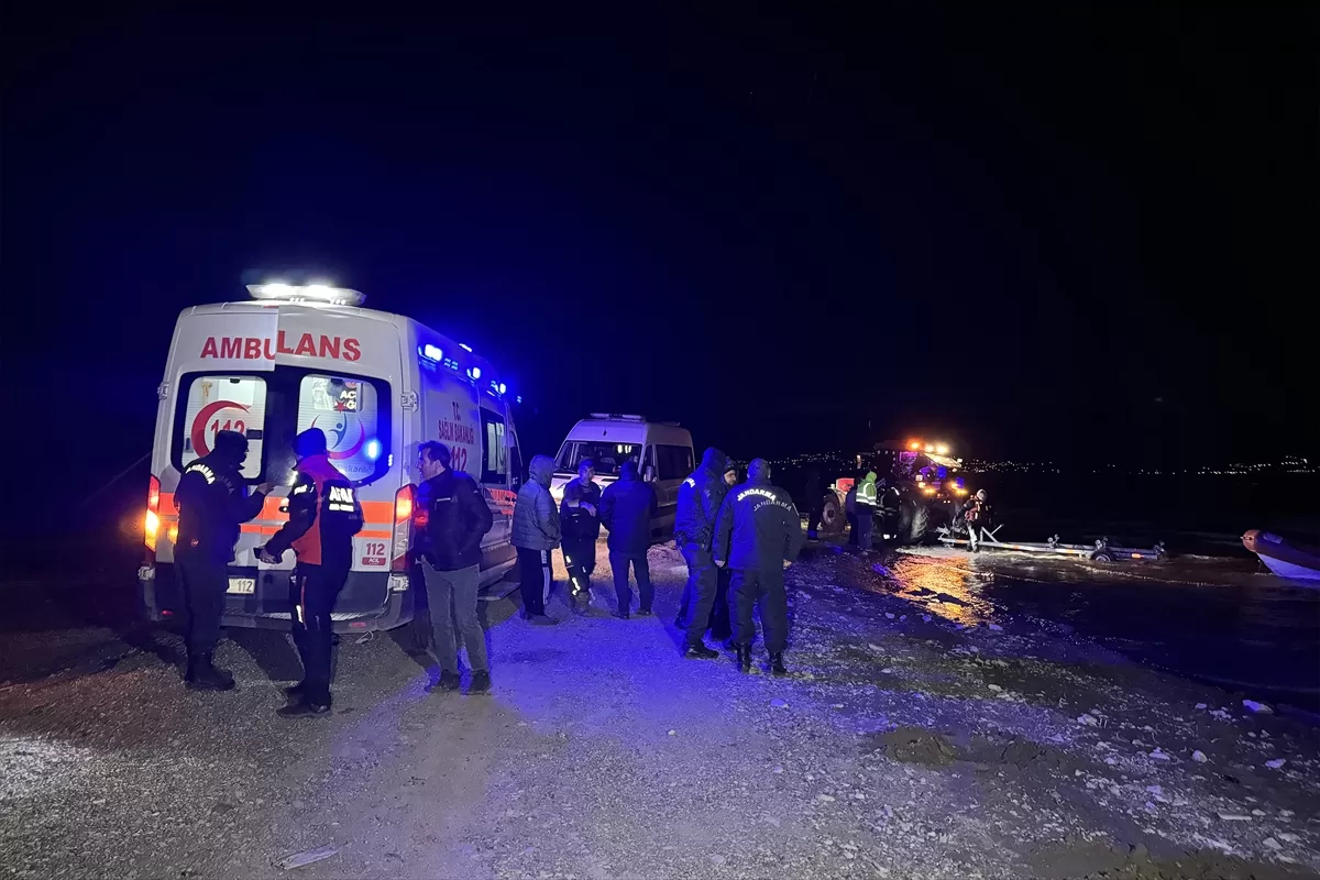 Elazığ'da rüzgarın etkisiyle baraj gölünde sürüklenen teknedeki 2 balıkçı kurtarıldı
