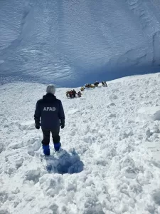 ERZURUM (AA) – Erzurum'un Aziziye ilçesinde kardan kapanan yolları açmak
