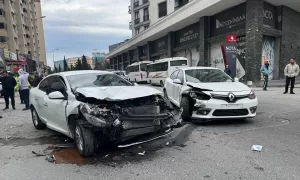İSTANBUL (AA) – Esenyurt'ta park halindeki araca çarpan otomobilde bulunan