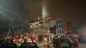 İSTANBUL (AA) – Fatih'te 2 ahşap binada çıkan yangın itfaiye