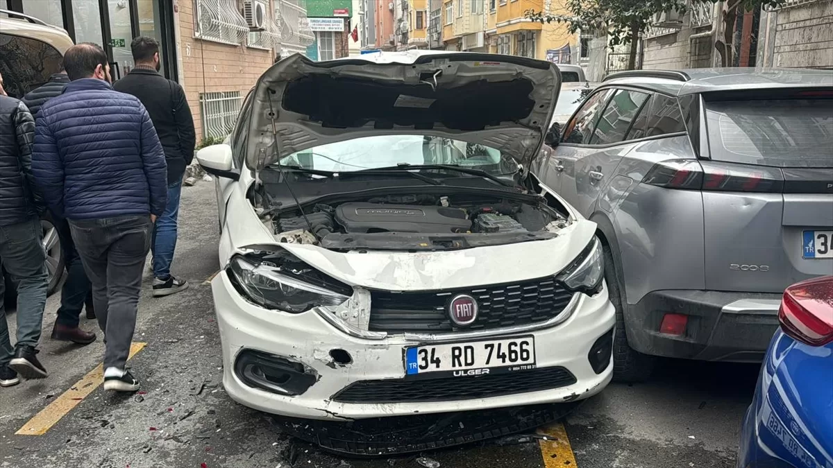 Fatih'te tartışma sonrası ters yöne giren otomobil üç araca çarptı