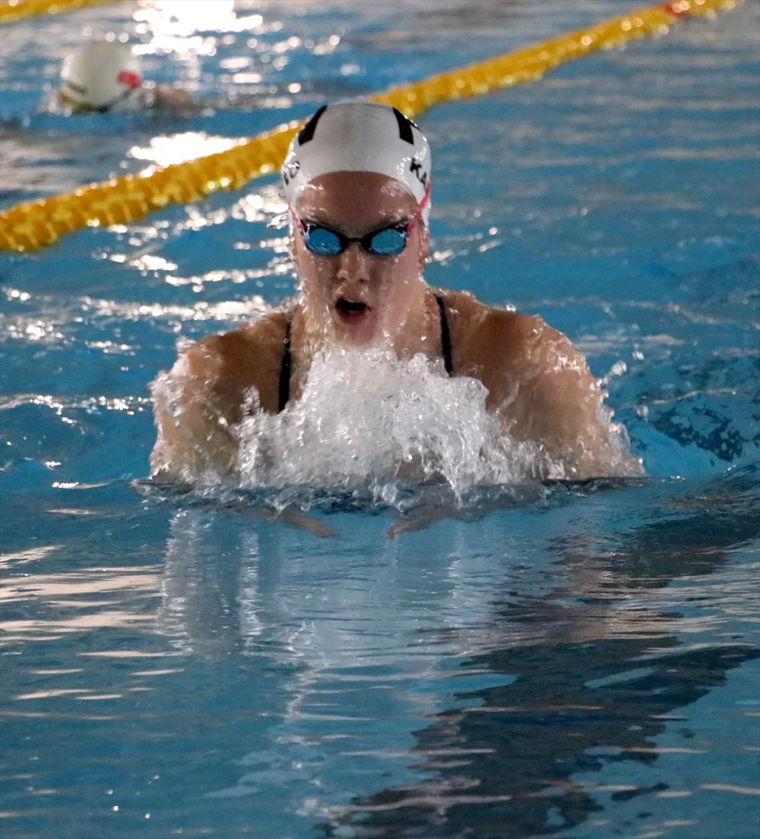 Finlandiyalı yüzücü Louna Kasvio, eski şampiyon babasıyla Erzurum'da güç depoluyor