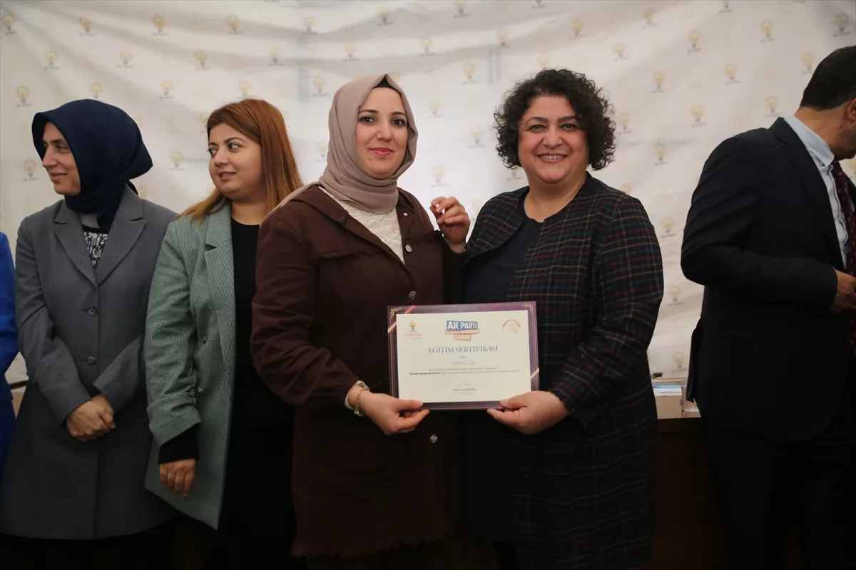 Hatay'da “AK Parti Siyaset Akademisi”ne katılan 141 kadına sertifika verildi