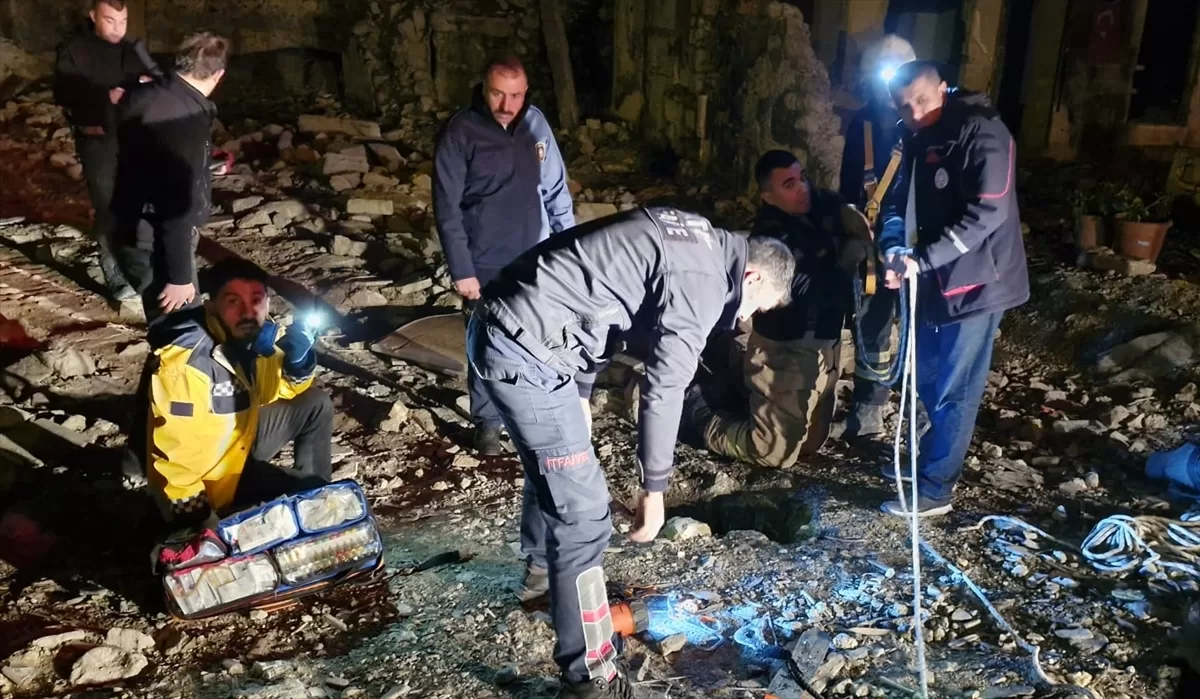 Hatay'da kuyuya düşen çocuk kurtarıldı