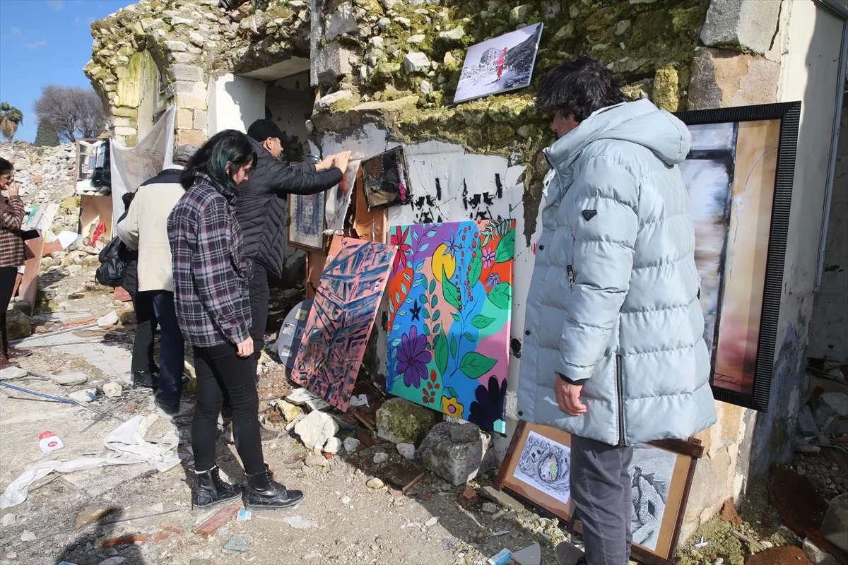 Hatay'da sanatçılar yıkıntıların arasında eserlerini sergiledi