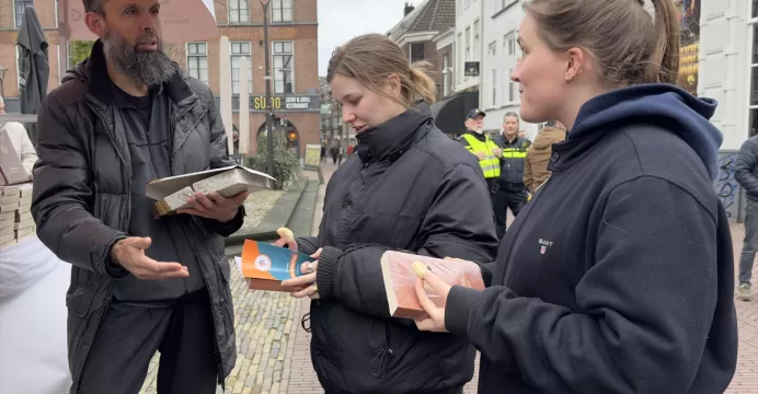 Hollanda’da İslamofobik saldırılara tepki olarak Kur’an-ı Kerim dağıtıldı