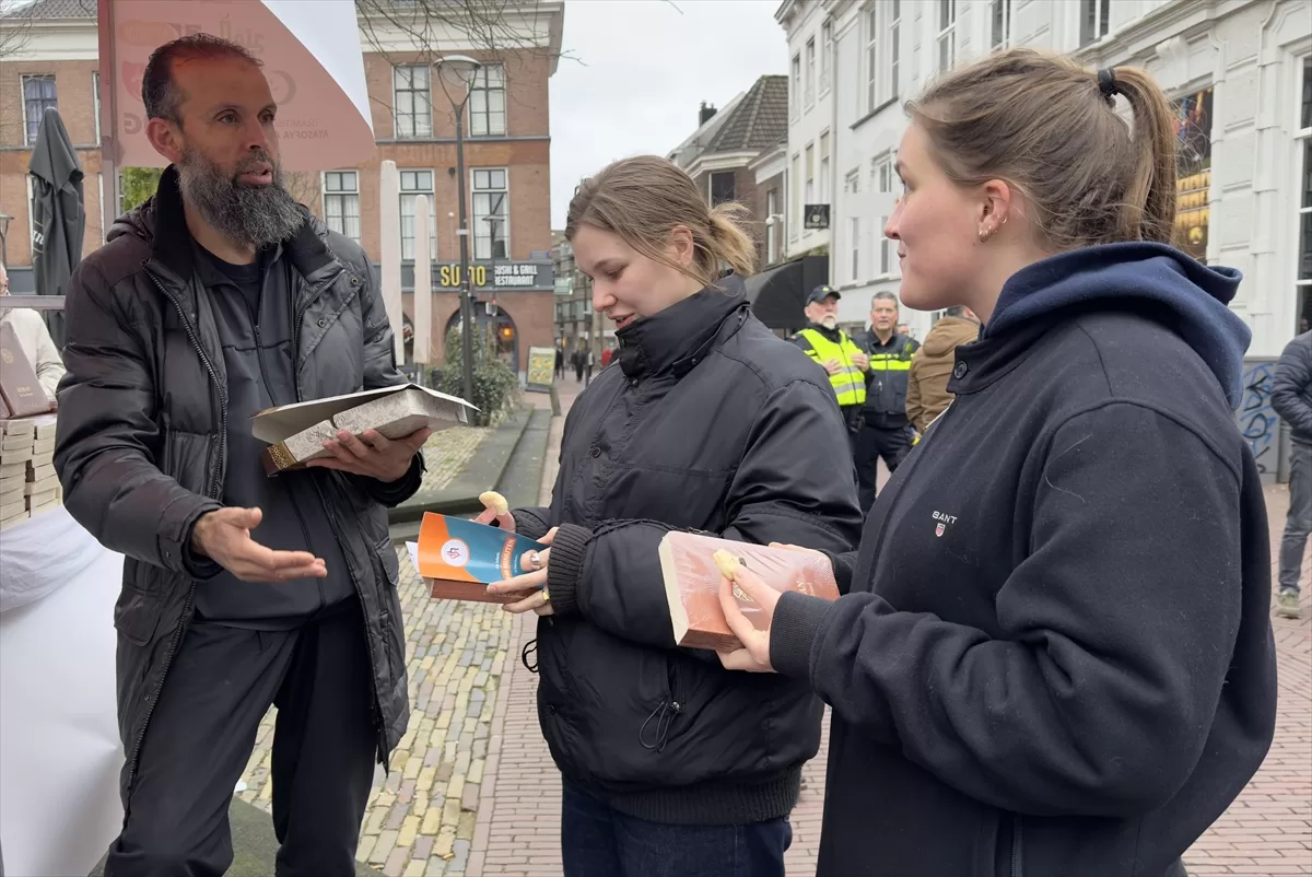 Hollanda’da İslamofobik saldırılara tepki olarak Kur’an-ı Kerim dağıtıldı