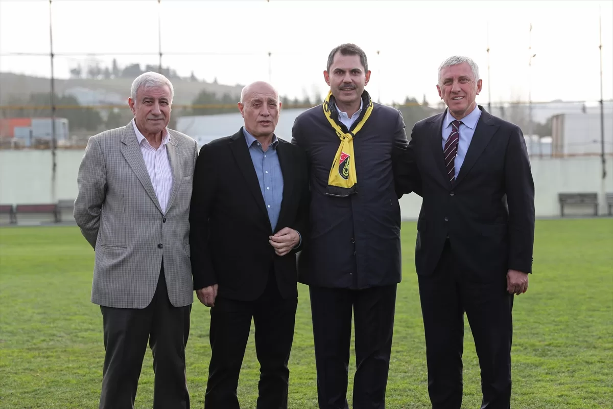 İBB Başkan adayı Kurum, İstanbulspor Kulübünü ziyaret etti:
