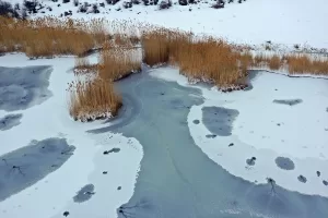 IĞDIR (AA) – Iğdır'da bulunan ve yüzeyi tamamen donan Üçkaya