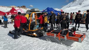 ISPARTA (AA) – Isparta'daki Davraz Kayak Merkezi'nde kayalıkta mahsur kalan