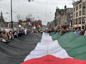 AMSTERDAM (AA) – Hollanda'nın başkenti Amsterdam'da yüzlerce kişi, yürüyüş yaparak