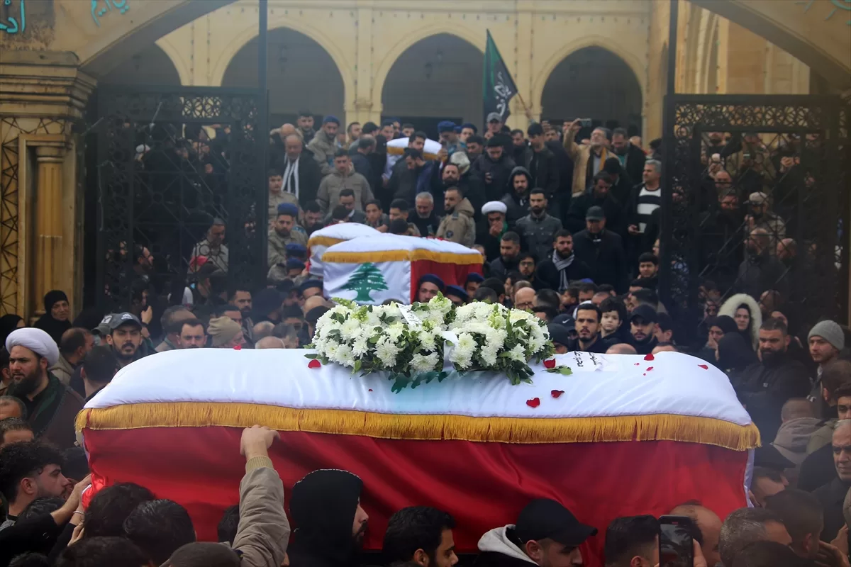Lübnan'da İsrail saldırısında ölen aynı aileden 7 kişi için cenaze töreni düzenlendi