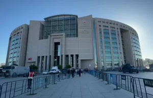 - Emniyetteki işlemlerinin ardından adliyeye sevk edilen 96 şüpheli, Çağlayan'daki