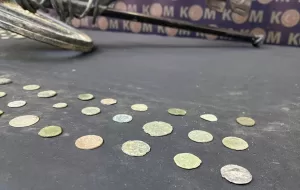 - Şüphelilerden 1313 sikke, taştan yapılmış 93 keski ve delgi