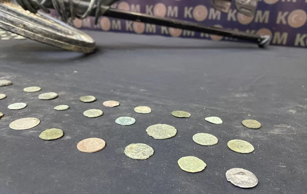 - Şüphelilerden 1313 sikke, taştan yapılmış 93 keski ve delgi