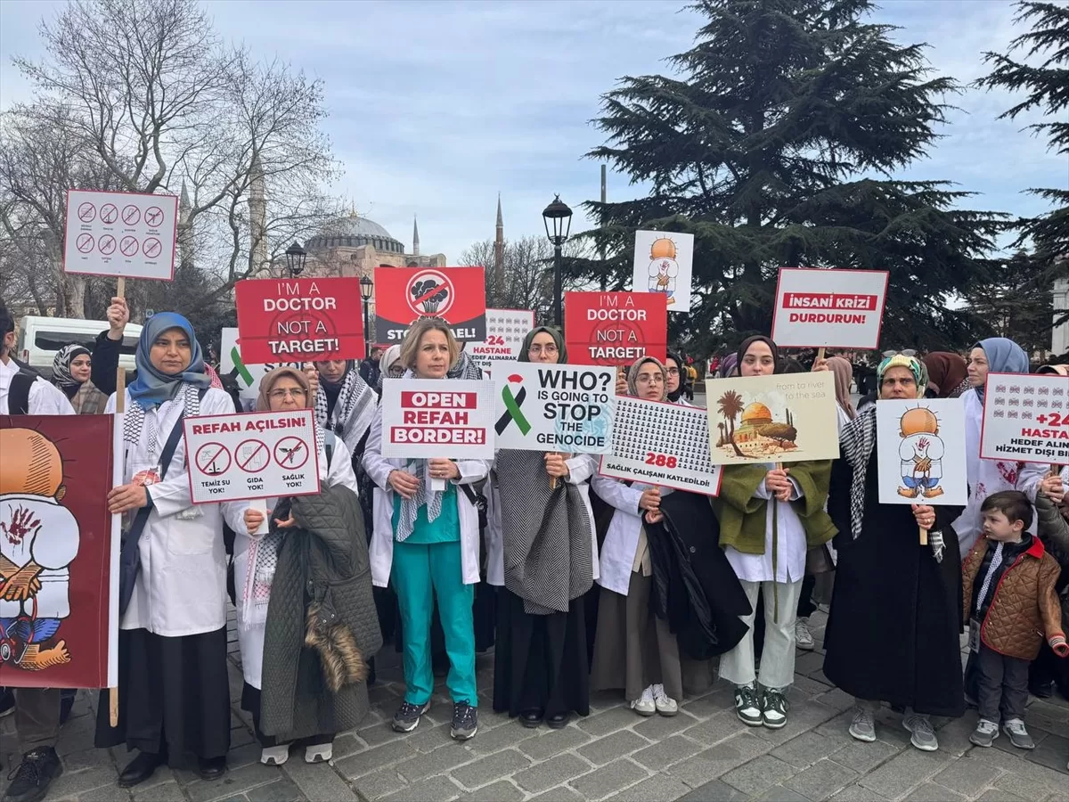 İstanbul'da doktorlar, Gazze'ye destek için sessiz yürüyüş düzenledi