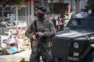 İSTANBUL (AA) – Maltepe'de düzenlenen "Huzur İstanbul" uygulaması sırasında polis