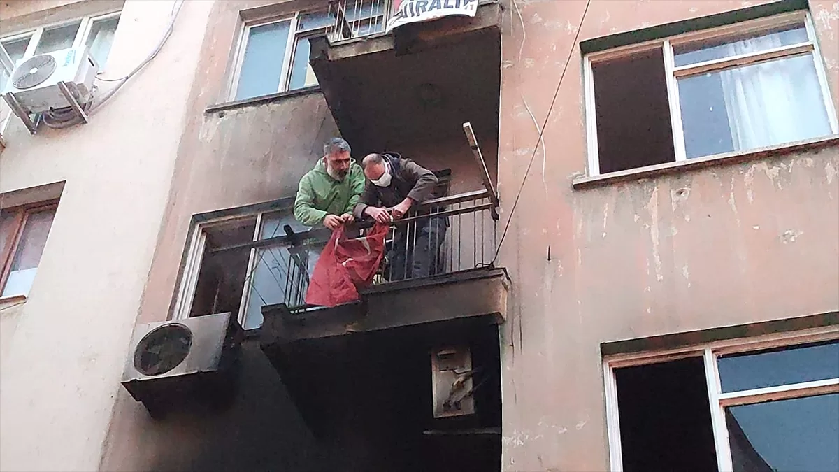 İzmir'de bir apartmanda çıkan yangında 3 kişi dumandan etkilendi