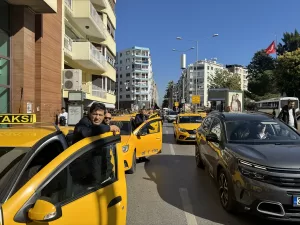 İZMİR (AA) – İzmir'de taksi şoförleri, meslektaşları Oğuz Erge'nin, aracına