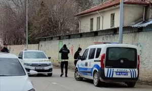 ​​​​​​​KAHRAMANMARAŞ AA) – Kahramanmaraş'ın Elbistan ilçesinde bir kişi, oğlunu tabancayla