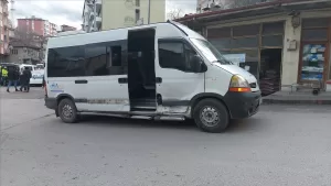 KARABÜK (AA) – Karabük'te minibüsle çarpışan otomobildeki 2 kişi yaralandı.