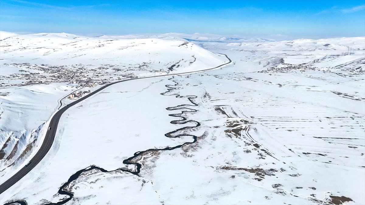 Kars-Ardahan sınırındaki menderesler her mevsim farklı güzelliğe bürünüyor