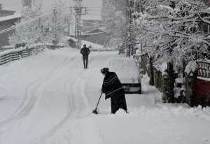 KARS (AA) – Kars’ın Sarıkamış ilçesinde aralıklarla kar yağışı etkili