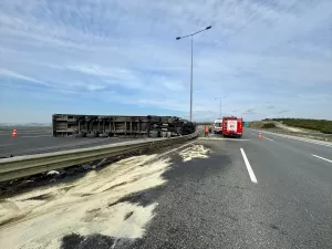 KOCAELİ (AA) – Kocaeli'nin Dilovası ilçesinde devrilen tırın sürücüsü ağır