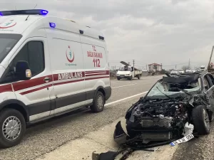 MANİSA (AA) – Manisa'nın Alaşehir ilçesinde iki otomobilin çarpışması sonucu