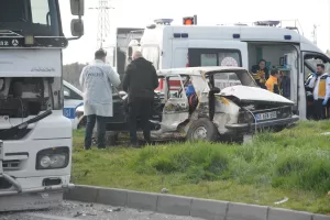 MANİSA (AA) – Manisa'nın Akhisar ilçesinde tır ile otomobilin çarpışması