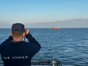 BURSA (AA) – Marmara Denizi'nde, İmralı Adası'nın güneybatısında su alarak