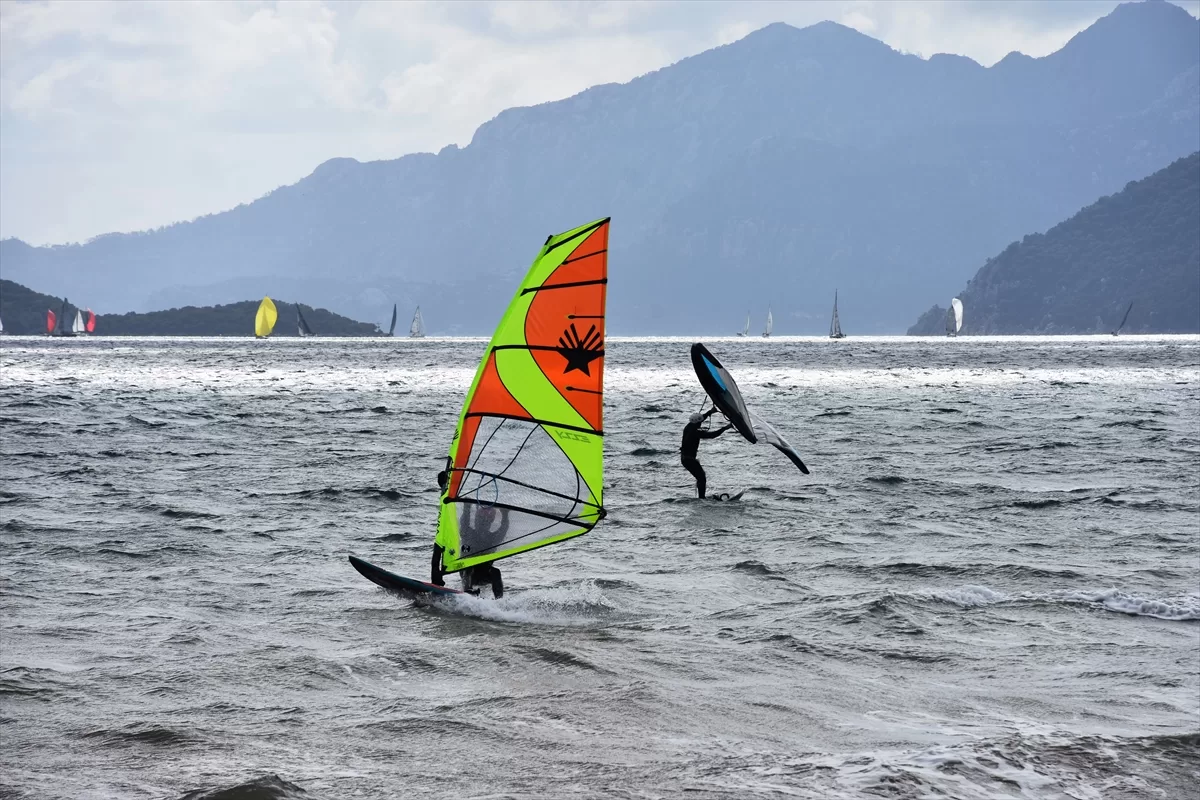 Marmaris'te adrenalin tutkunları keşişlemede sörf yaptı