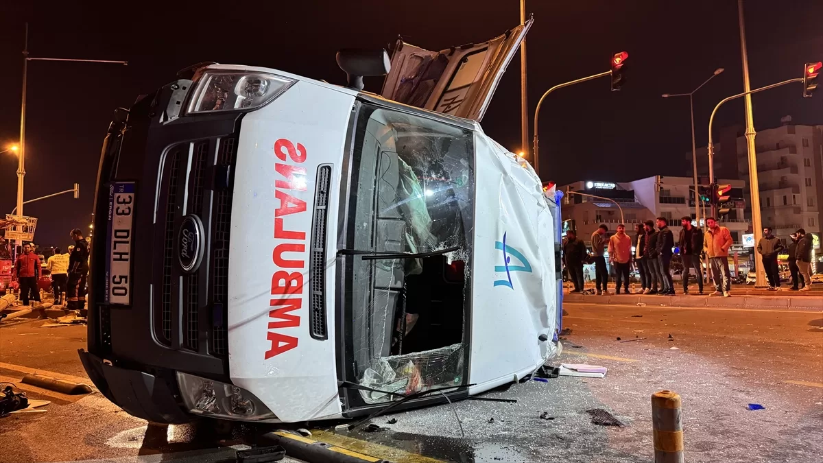 Mersin'de ambulans ile otomobil çarpıştı, 7 kişi yaralandı