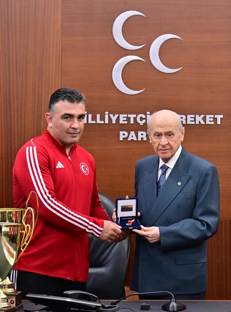 MHP Genel Başkanı Bahçeli, Avrupa şampiyonu Güreş Milli Takımı'nı kabul etti