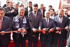 - "Bugünkü CHP, çizgisinden çıkmış, tükenmiş ve kırmızı halılarla karşıladığı