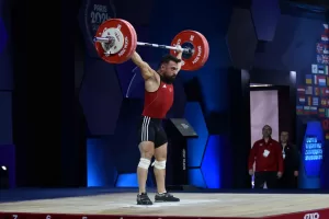 - Kaan 67 kiloda, koparmada 142 kiloluk kaldırışıyla altın madalyaya