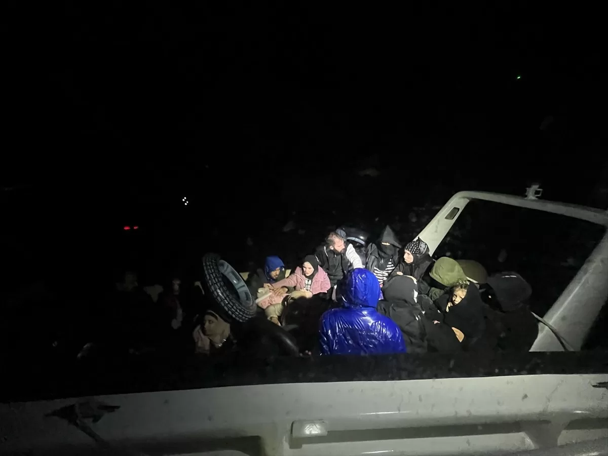 Muğla açıklarında lastik bottaki 20 düzensiz göçmen kurtarıldı