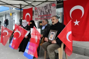MUŞ (AA) – Muş'ta, dağa kaçırılan çocukları için HDP il
